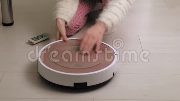 女人用机器人吸尘器现代技术视频的预览图