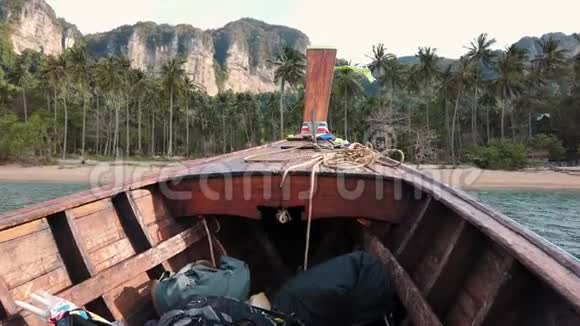 泰国木船从敖南滩岸边航行视频的预览图