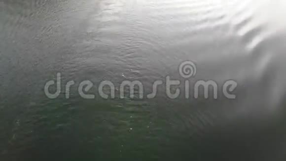 一条小船在水面上留下的痕迹视频的预览图