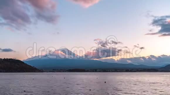 山黄昏时分的富士和川川子湖视频的预览图
