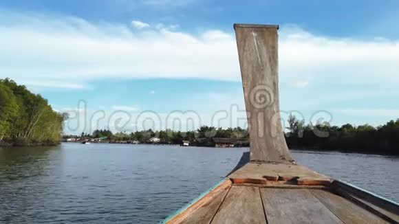 从一艘在白南河上航行的船到克拉比镇附近的一个村庄的景色视频的预览图