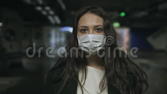 戴防护医疗面罩空泊车的迷人年轻女子肖像视频的预览图