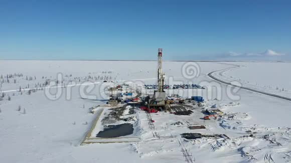 西伯利亚北部冰雪覆盖的冻土带的钻机视频的预览图