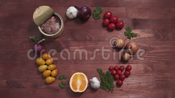 打开的肉锡可以与蔬菜和水果一起食用顶部可以看到木制的桌子视频的预览图