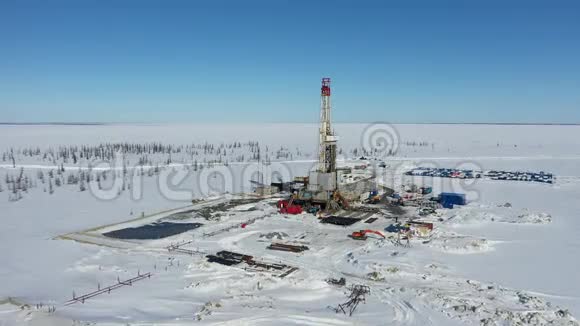 西伯利亚北部冰雪覆盖的冻土带的钻机视频的预览图