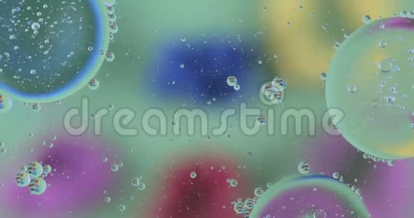 在液体中运动氧气泡自然背景下美丽的水结构视频的预览图