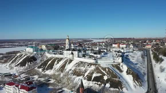 西伯利亚晴朗天气从托博尔斯克克里姆林宫的高处俯瞰视频的预览图