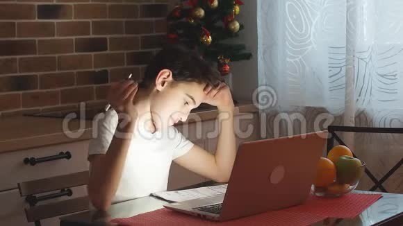 小男孩在家用笔记本电脑做作业视频的预览图