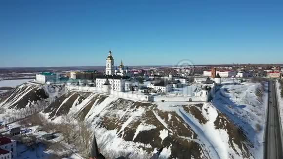 在西伯利亚三月的阳光明媚的一天托博尔斯克克里姆林宫视频的预览图