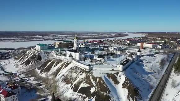 在西伯利亚三月的阳光明媚的一天托博尔斯克克里姆林宫视频的预览图