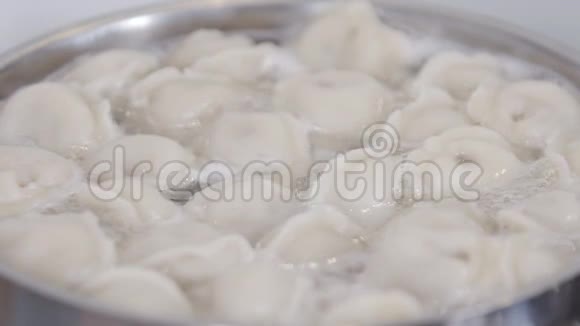 拉维奥利在水中煮沸香料在锅里饺子是俄罗斯传统食品食物背景视频的预览图