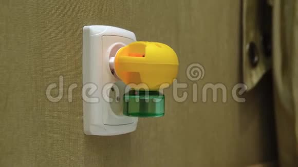 在卧室的墙上将电动液体驱蚊器插入电动插座视频的预览图