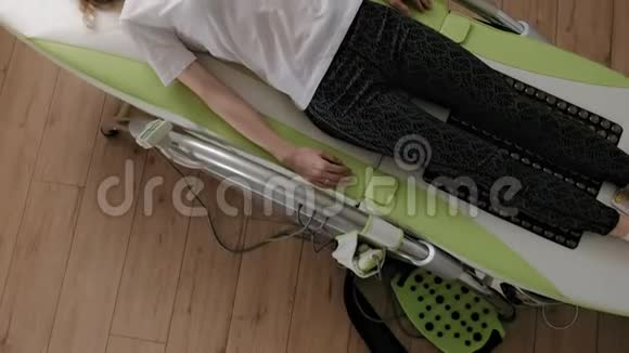 一个女人躺在按摩电子床上视频的预览图