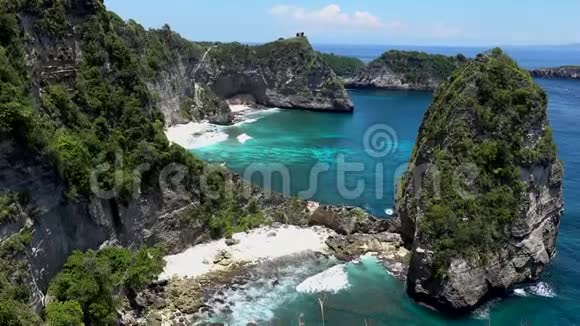 鸟瞰热带海滩海岩绿松石海洋印度尼西亚巴厘岛努沙佩尼达岛Atuh海滩旅费视频的预览图