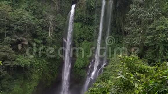 塞库普尔瀑布巴厘岛印度尼西亚从空中俯瞰丛林中的瀑布旅行录像视频的预览图