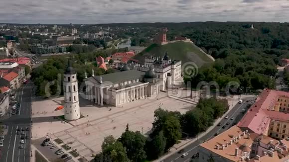 维尔纽斯立陶宛2019年7月鸟瞰美丽的大教堂广场与钟楼和城堡视频的预览图