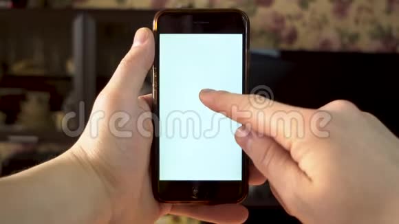 那个人用电话一只手用手指在带有白色屏幕的智能手机上做双拍模板视频的预览图