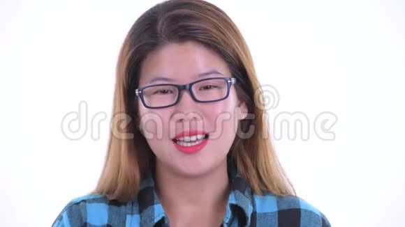一张快乐年轻的亚洲时髦女人对着镜头说话的脸视频的预览图