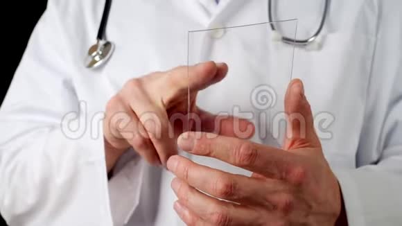医生在透明手机屏幕上滑动的弯曲视图视频的预览图