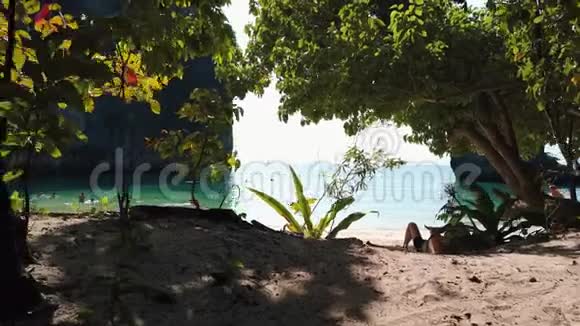 泰国Krabi岛KohHong岛阳光明媚的热带Pelay海滩视频的预览图