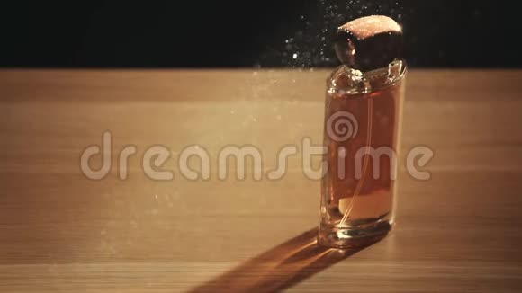 玻璃香水瓶灰尘深色背景视频的预览图