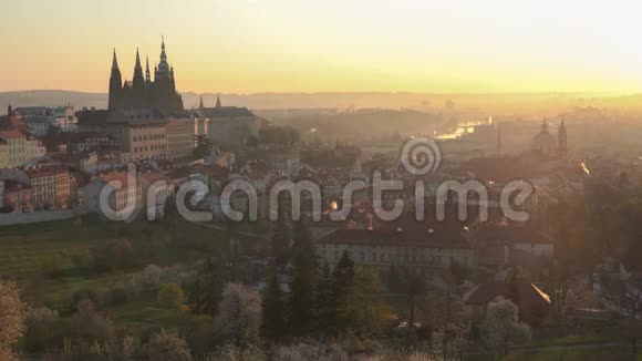 春天日出时布拉格天际线的风景从彼得林山看到的圣维特和圣尼古拉教堂的塔视频的预览图