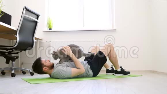 一个人在家里玩猫游戏居家运动健康生活检疫理念宠物视频的预览图