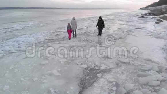 人们走在结冰的河上空中录像视频的预览图
