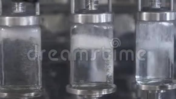 在酒厂的玻璃瓶里溢出伏特加工厂生产线传送带中的玻璃瓶a视频的预览图