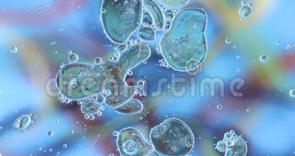 在液体中运动氧气泡自然背景下美丽的水结构视频的预览图