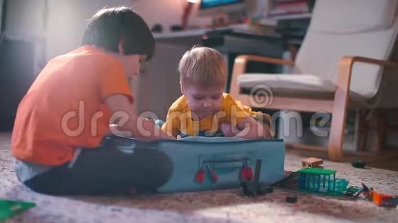 两个男孩正在玩一个构造函数框视频的预览图