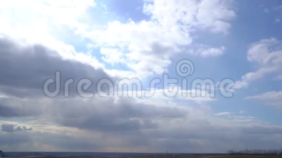 云在田野上空移动时间跨度视频的预览图