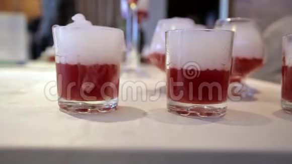 带有红色饮料和干冰蒸汽的玻璃杯视频的预览图