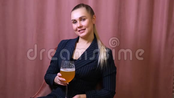 女性酗酒的年轻金发女人拿着香槟啤酒女人在下班后喝酒放松视频的预览图