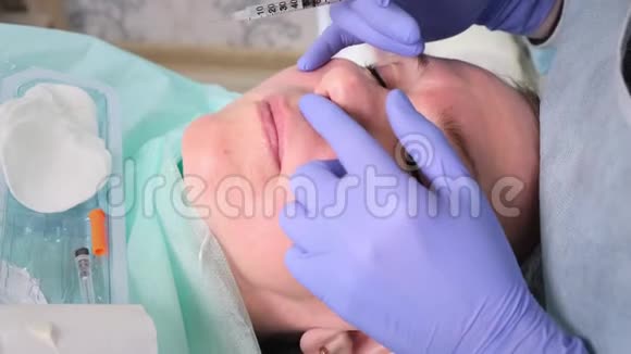 美容师做了一个手术来增加美容院里女人的嘴唇皮肤护理化妆品注射视频的预览图