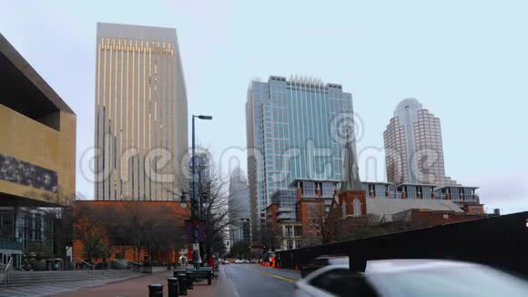 北卡罗来纳州夏洛特市中心街景的时间推移视频的预览图