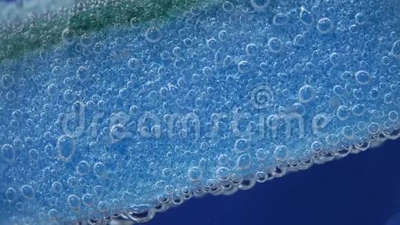 蓝色洗碗海绵选择性聚焦气泡在水下多孔宏观海绵视频的预览图