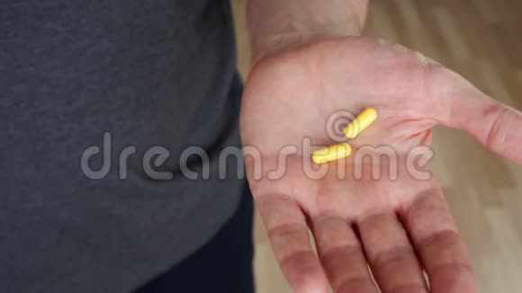 雄掌握黄医丸手握着药片的人视频的预览图