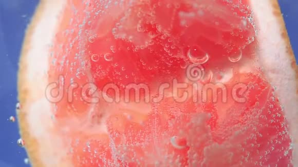葡萄柚新鲜柑橘果实在水中下果汁水果果汁视频的预览图