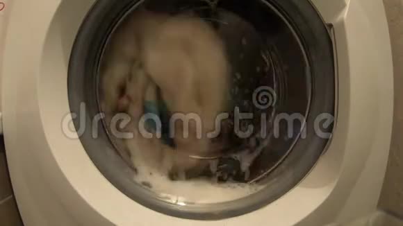 衣服在洗衣机里旋转洗涤过程时光流逝视频的预览图