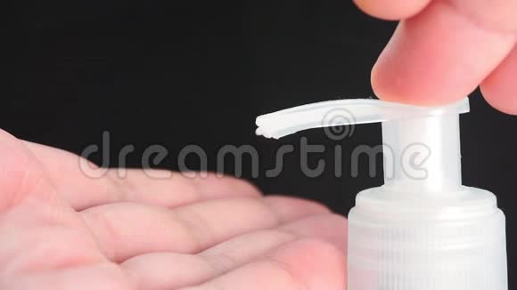 手使用洗手消毒凝胶泵配药器清洁手对抗病毒和细菌视频的预览图