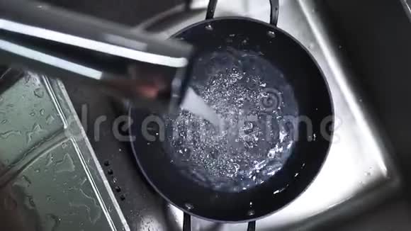 水从水龙头流入锅里特写镜头移动视频的预览图