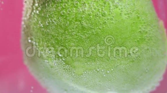 绿色苹果宏观在选择性聚焦在水中接近水果视频的预览图