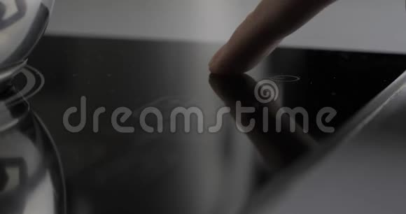 按电槽上的按钮男性手包括感应槽现代技术电动触摸屏视频的预览图