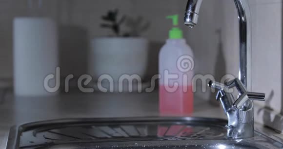 男士用洗手液按压瓶胶洗手用纸巾擦手消毒手部皮肤视频的预览图