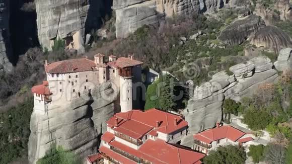 卢萨努和瓦拉姆修道院的空中视频令人叹为观止的风景如画的山谷和日落时标志性的Meteora峡谷视频的预览图