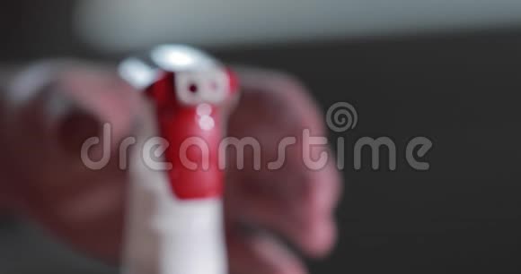 男人手按消毒喷雾按红色按钮慢动作特写视频消毒手部皮肤视频的预览图