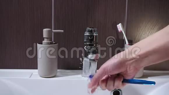 刷牙后用手清洁刷牙口腔卫生视频的预览图