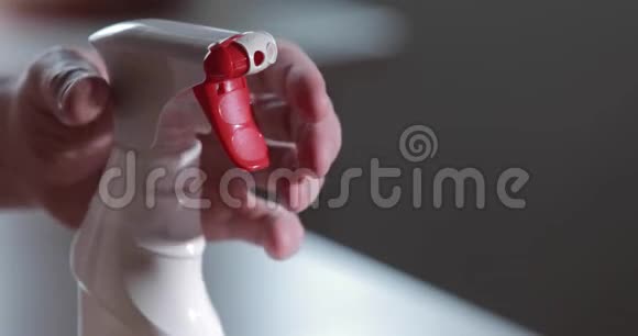 男人手按消毒喷雾按红色按钮关闭视频消毒手部皮肤视频的预览图