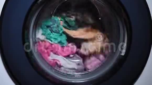 洗衣是在自动洗衣机里洗的在滚筒里旋转洗衣服家庭作业视频的预览图